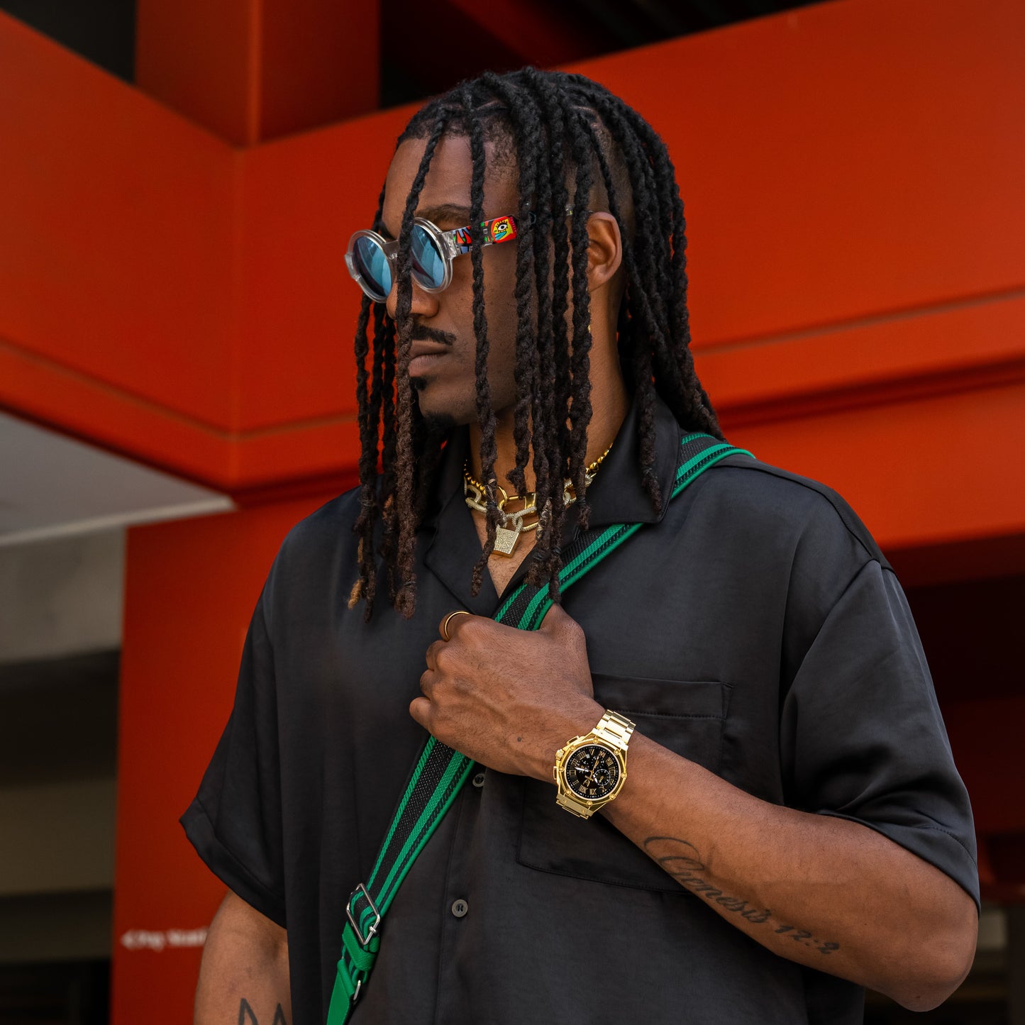 AM1001SS - AMBASSADOR POLISHED 18K GOLD / BLACK / SS BAND