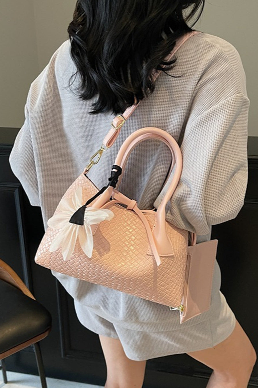 Stylish new 5 colors weave pu high-capacity flower pendant crossbody handbag