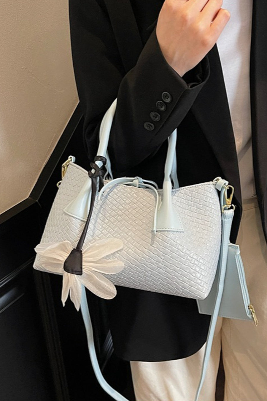 Stylish new 5 colors weave pu high-capacity flower pendant crossbody handbag