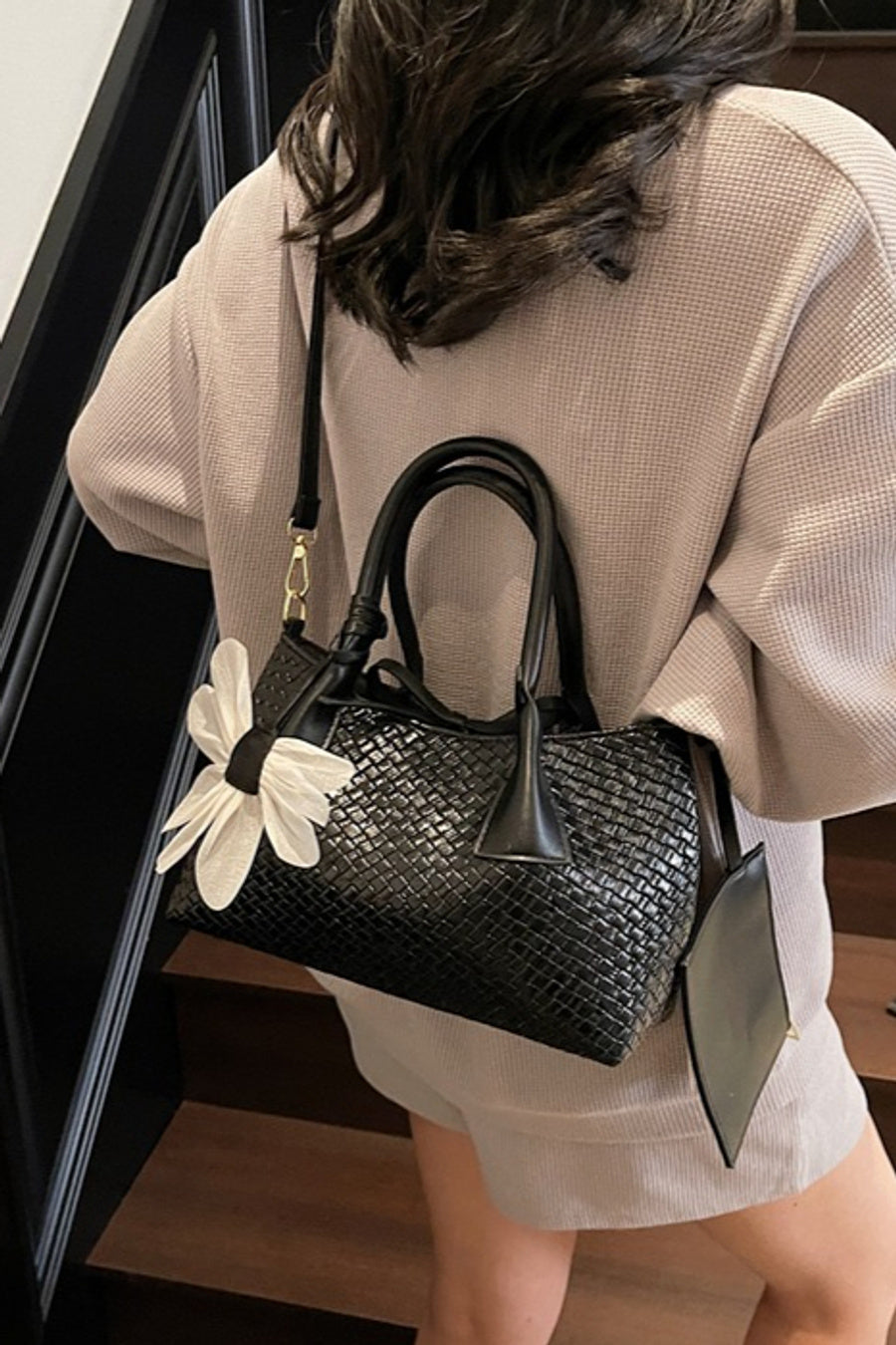 Stylish new 5 colors weave pu high-capacity flower pendant crossbody handbag