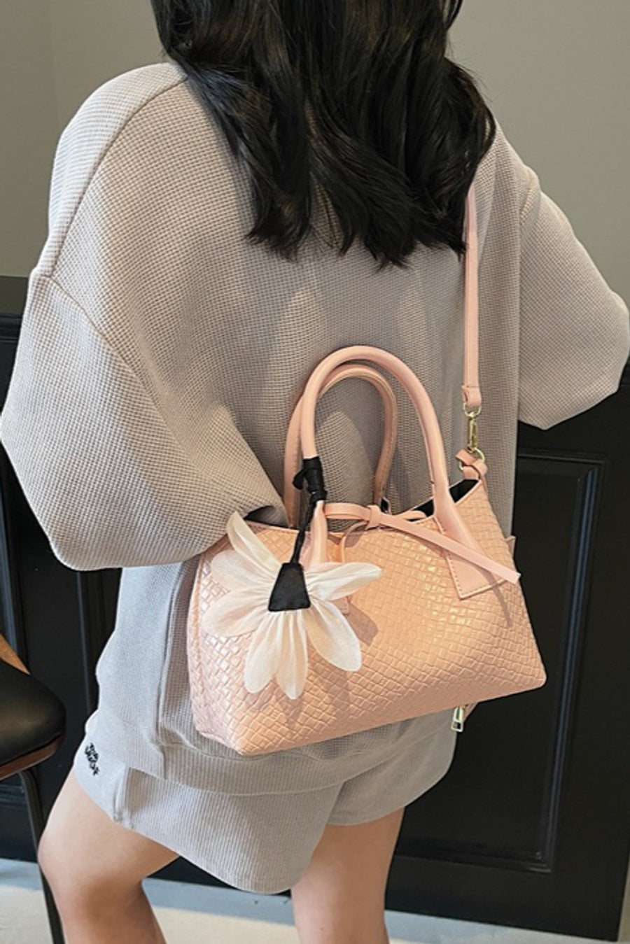 Stylish new 5 colors weave pu high-capacity flower pendant crossbody handbag