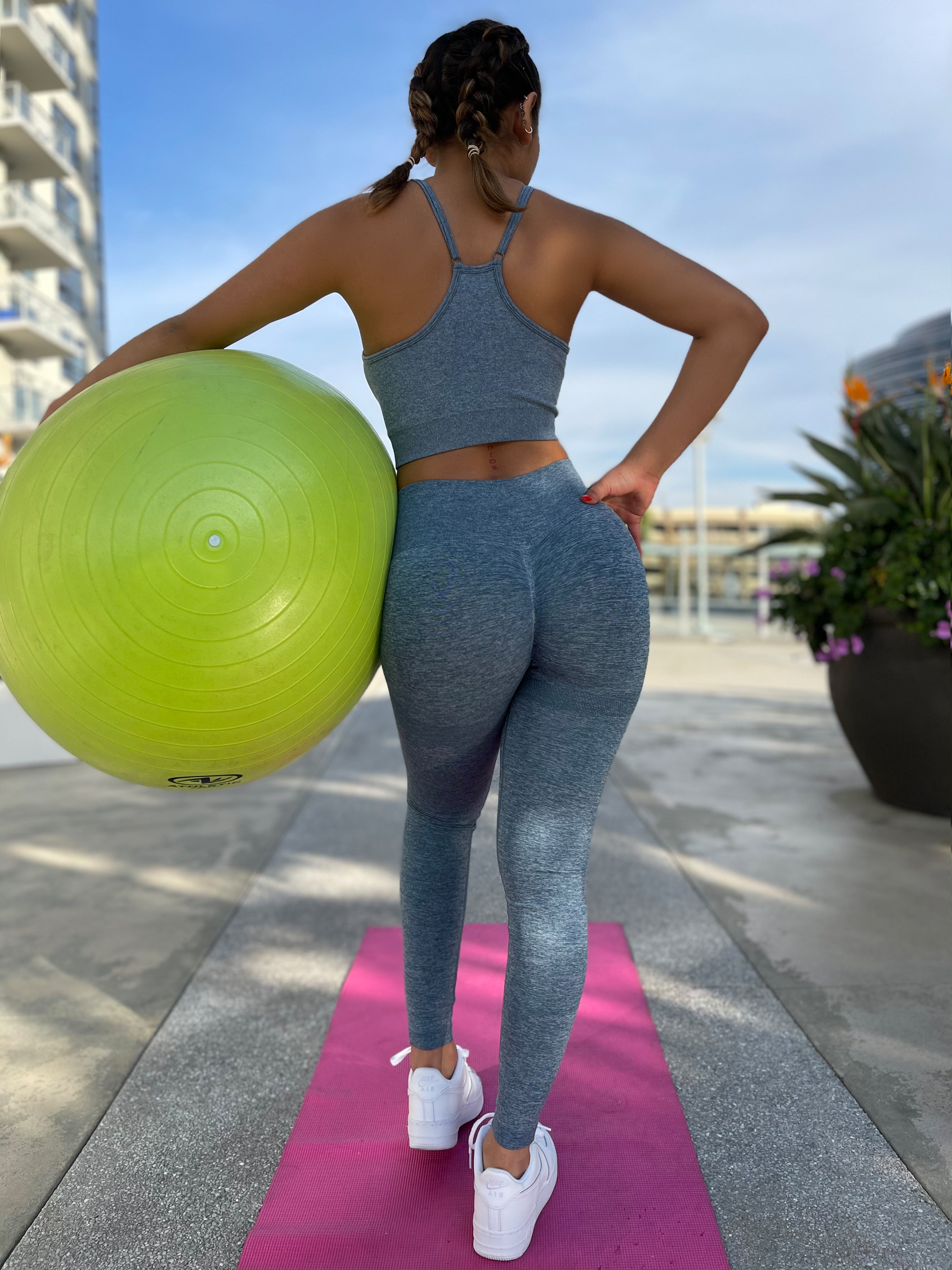 Crushing It: Seamless Workout Legging Outfit in Blue