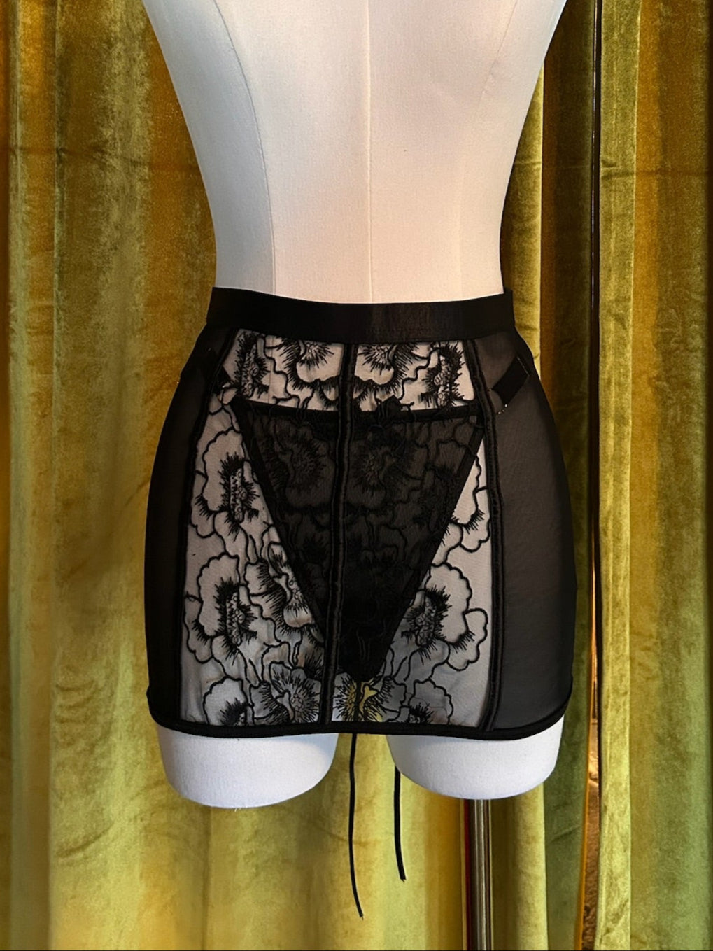 KILO BRAVA BLACK EMBROIDERY - SKIRT & G-STRING