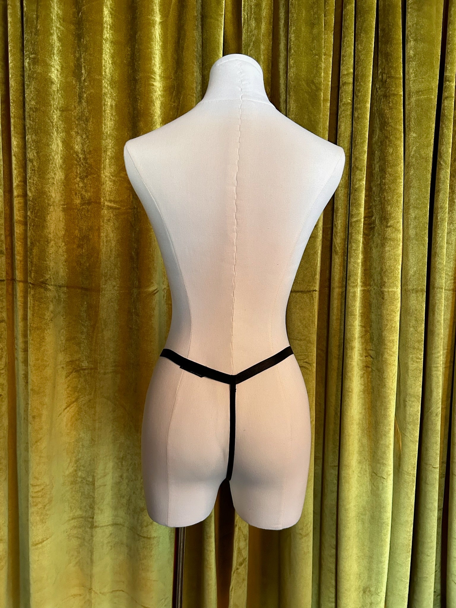 KILO BRAVA BLACK EMBROIDERY - UNDERWIRE SLIP & G-STRING
