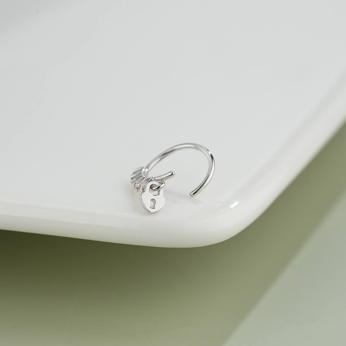 Lock Dangle Seamless Nose Hoop
