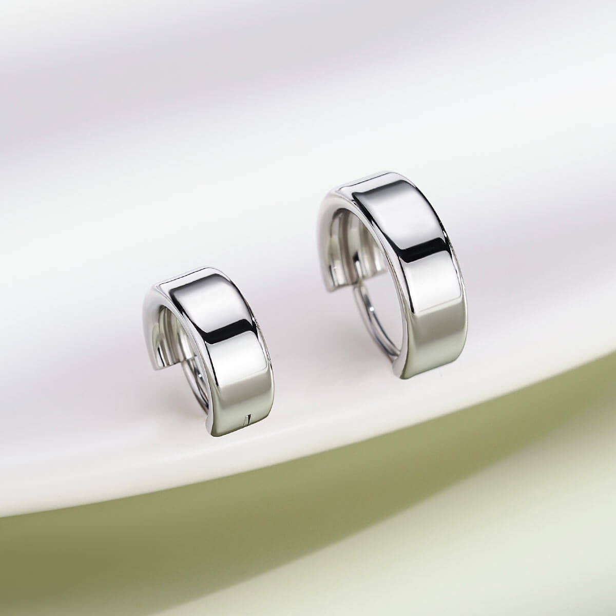 Lustrous Huggie Segment Nose Ring