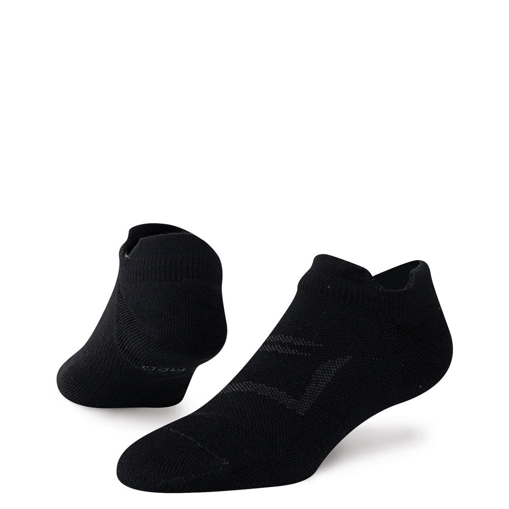 Active ankle socks with cushioned sole and protective heel tab