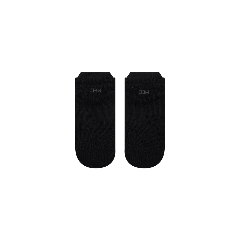 Active ankle socks with cushioned sole and protective heel tab